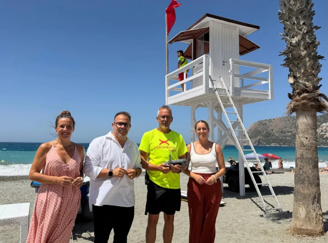 Agosto comienza con unas playas "limpias, seguras y accesibles" en Almuñécar y La Herradura