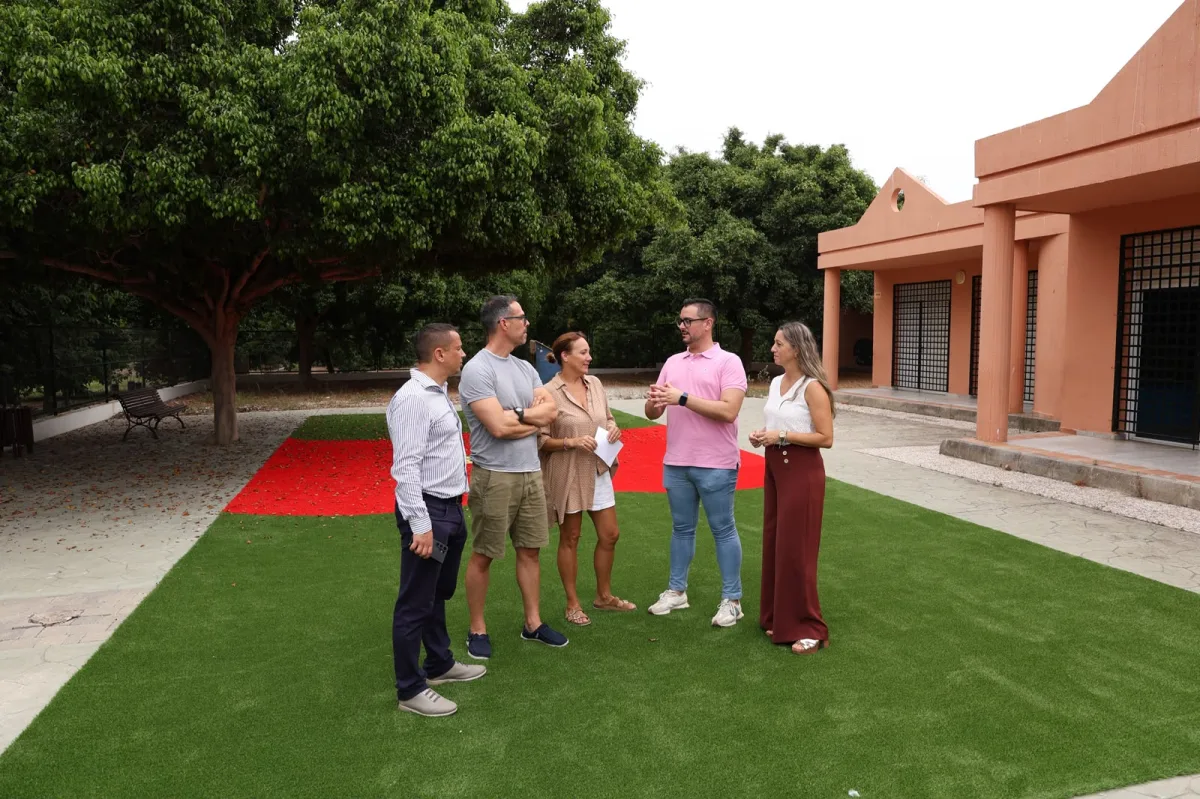 Almuñécar renueva patios de tres colegios con césped artificial - Costa Directo