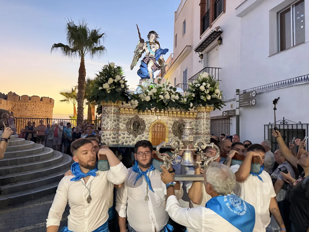 Almuñécar despide las fiestas de San Miguel con procesión y fuegos