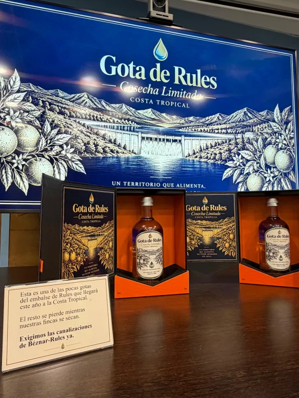 Almuñécar lleva a Madrid la botella Gota de Rules para exigir canalizaciones - Costa Directo