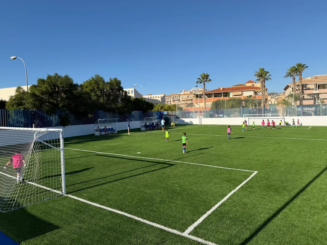 Almuñécar estrena un nuevo campo de fútbol cinco en el estadio Francisco Bonet - Costa Directo
