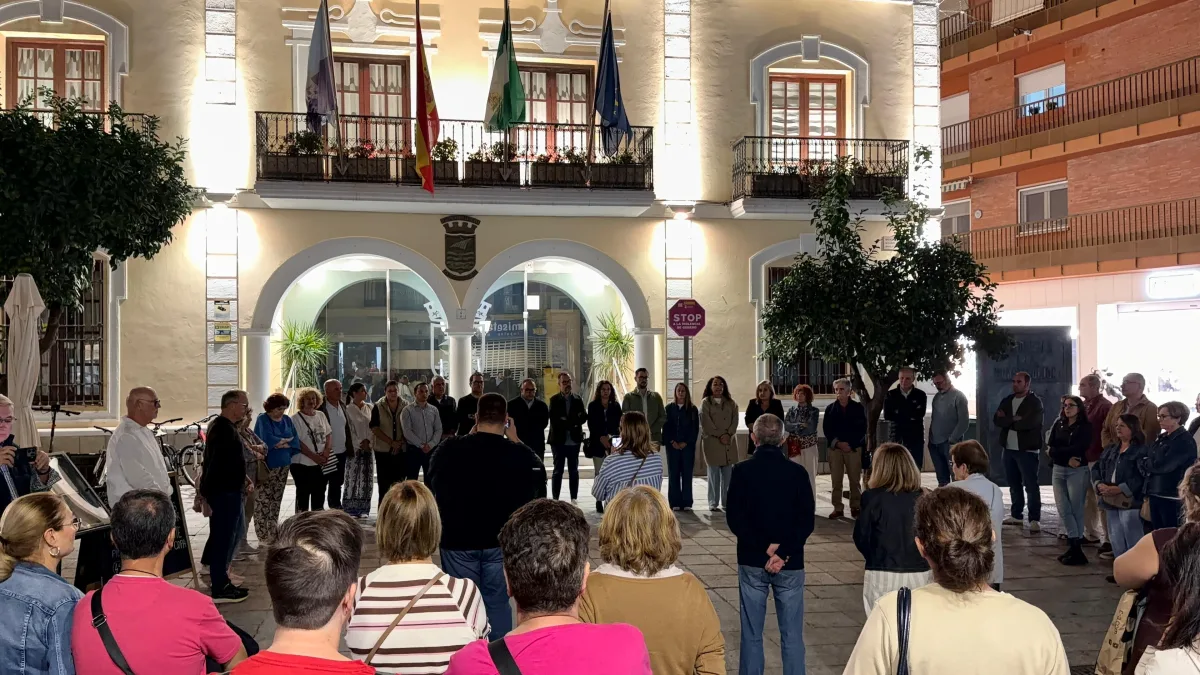 Almuñécar guarda un minuto de silencio por las víctimas de Toledo - Costa Directo