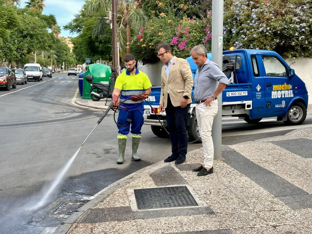 El Ayuntamiento de Motril limpia sus imbornales ante las lluvias - Costa Directo
