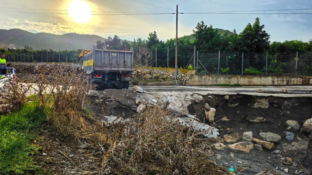 El Ayuntamiento de Motril repara los accesos dañados en La Garnatilla - Costa Directo