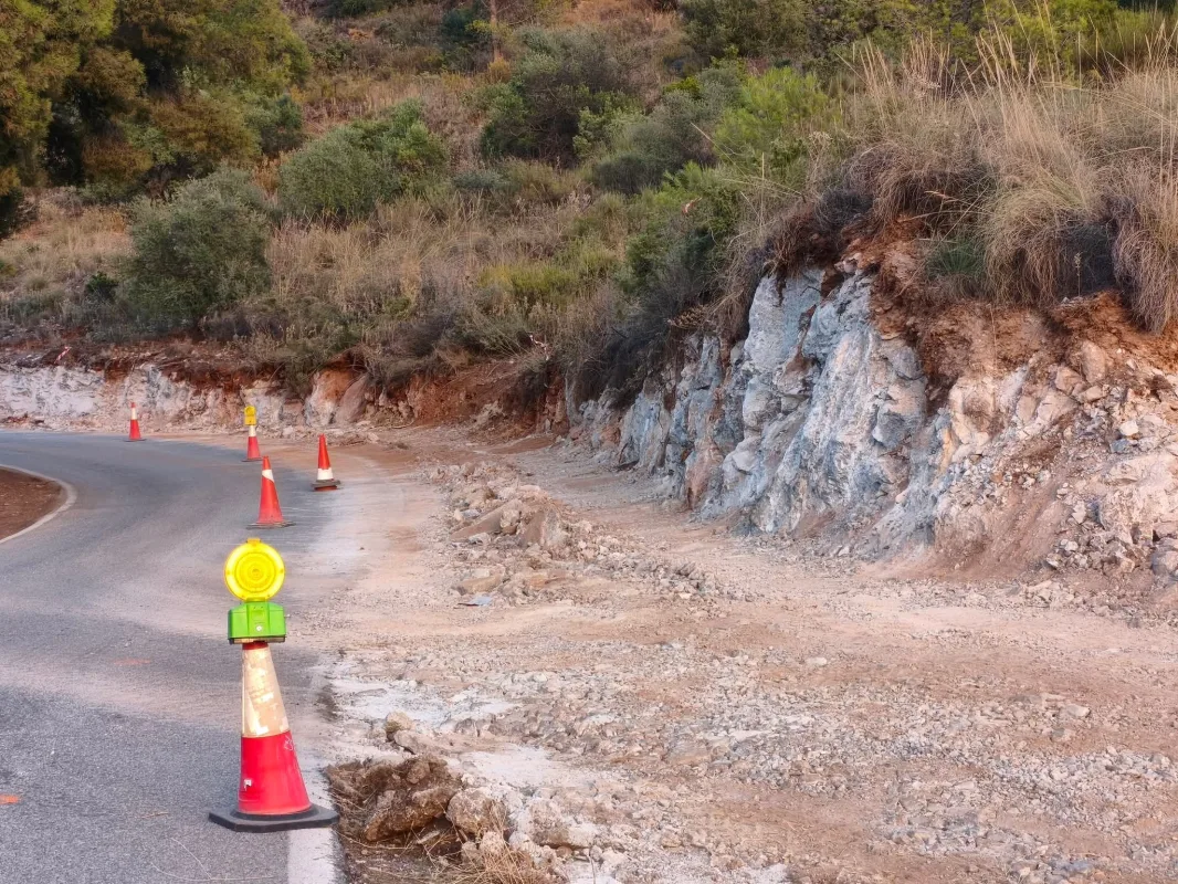 Comienzan las obras de mejora en la carretera de acceso a Lentegí