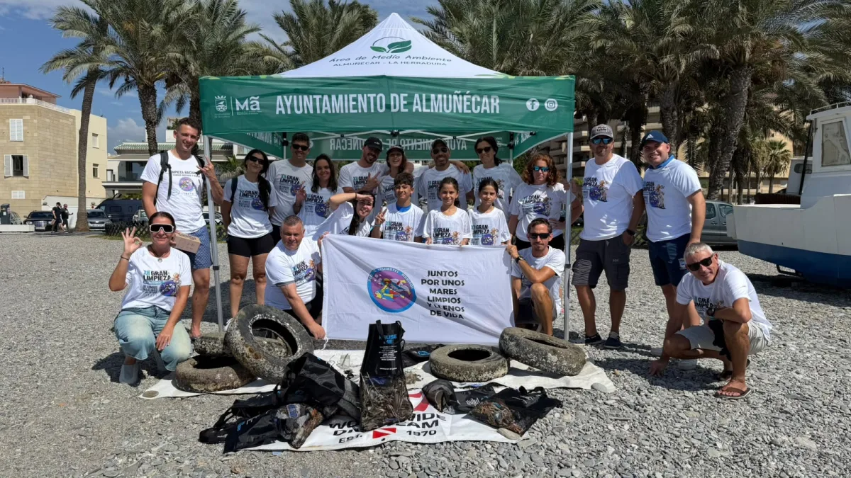 Una veintena de voluntarios retiran doscientos kilos de basura en Almuñécar - Vida y Cultura - Costa Directo
