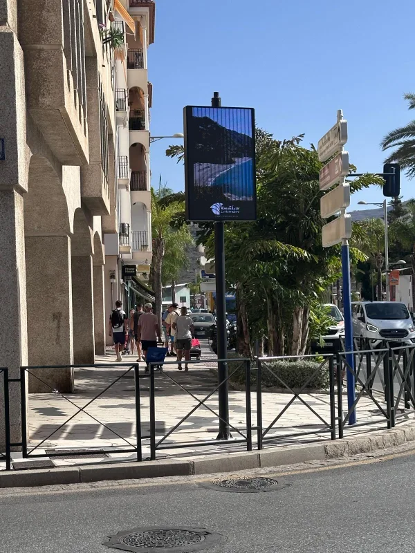 Almuñécar y La Herradura instalan pantallas inteligentes para información turística y municipal - Costa Directo