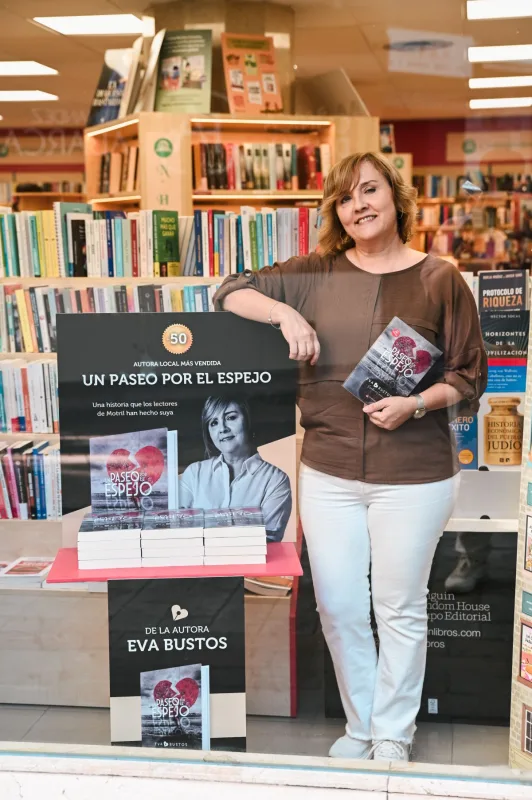 La escritora motrileña Eva Bustos es galardonada como Autora Local Más Vendida - Costa Directo
