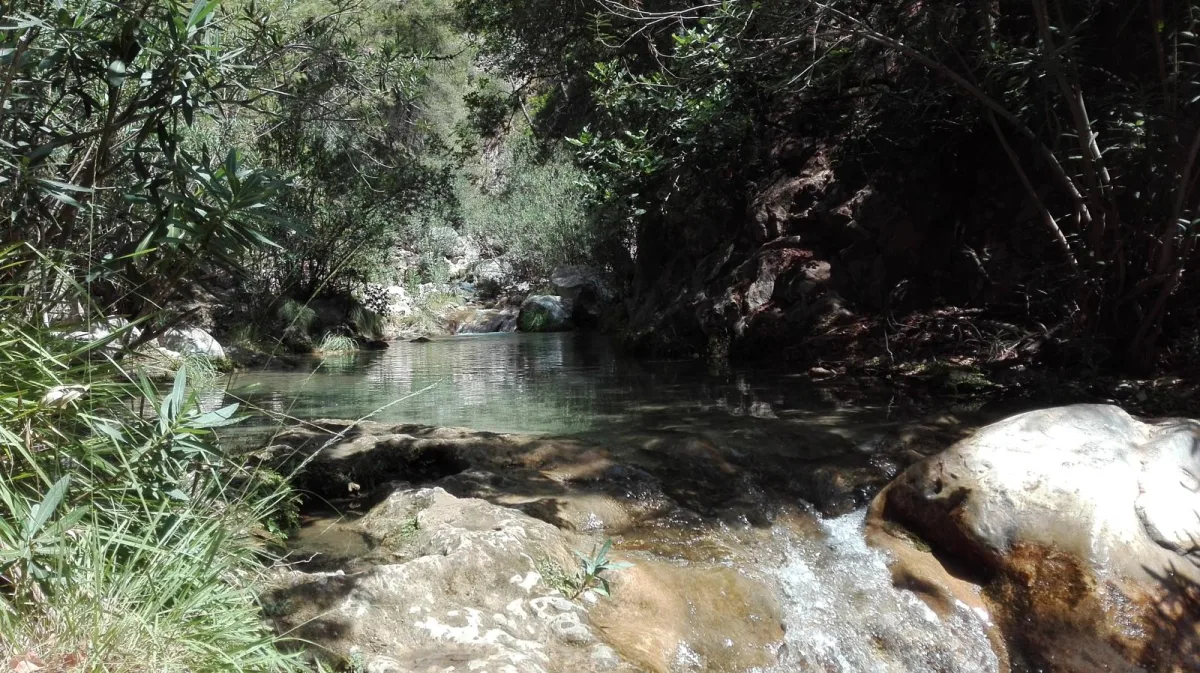Río Verde de Otívar, el paraíso de aguas esmeralda entre cascadas y pozas naturales - Vivir en la Costa Tropical - Costa Directo