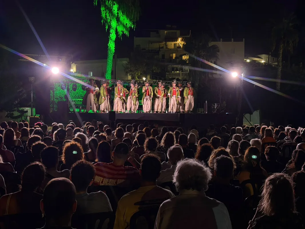 Los Humanos llevan el Carnaval de Cádiz al IX Festival Noches en el Castillo con una noche de coplas, humor y crítica social - Costa Directo