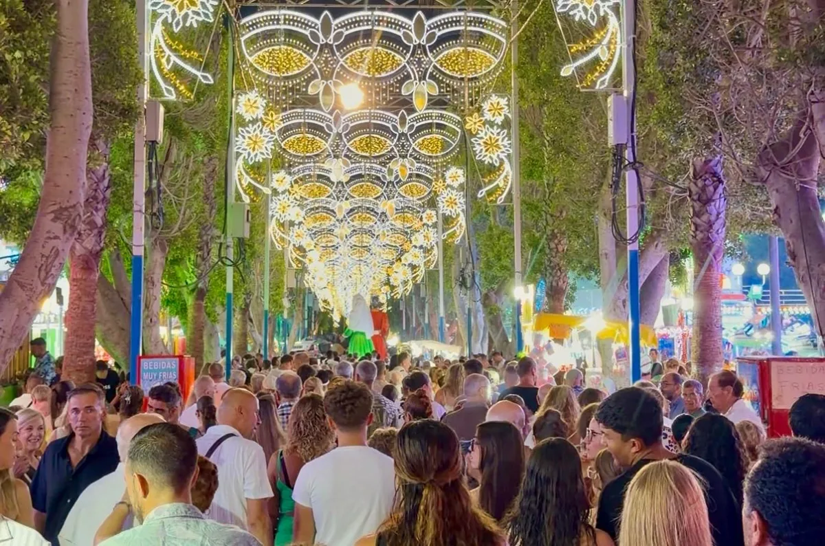 Almuñécar se entrega a su primera gran noche de Feria con un lleno absoluto y El Arrebato como protagonista - Costa Directo