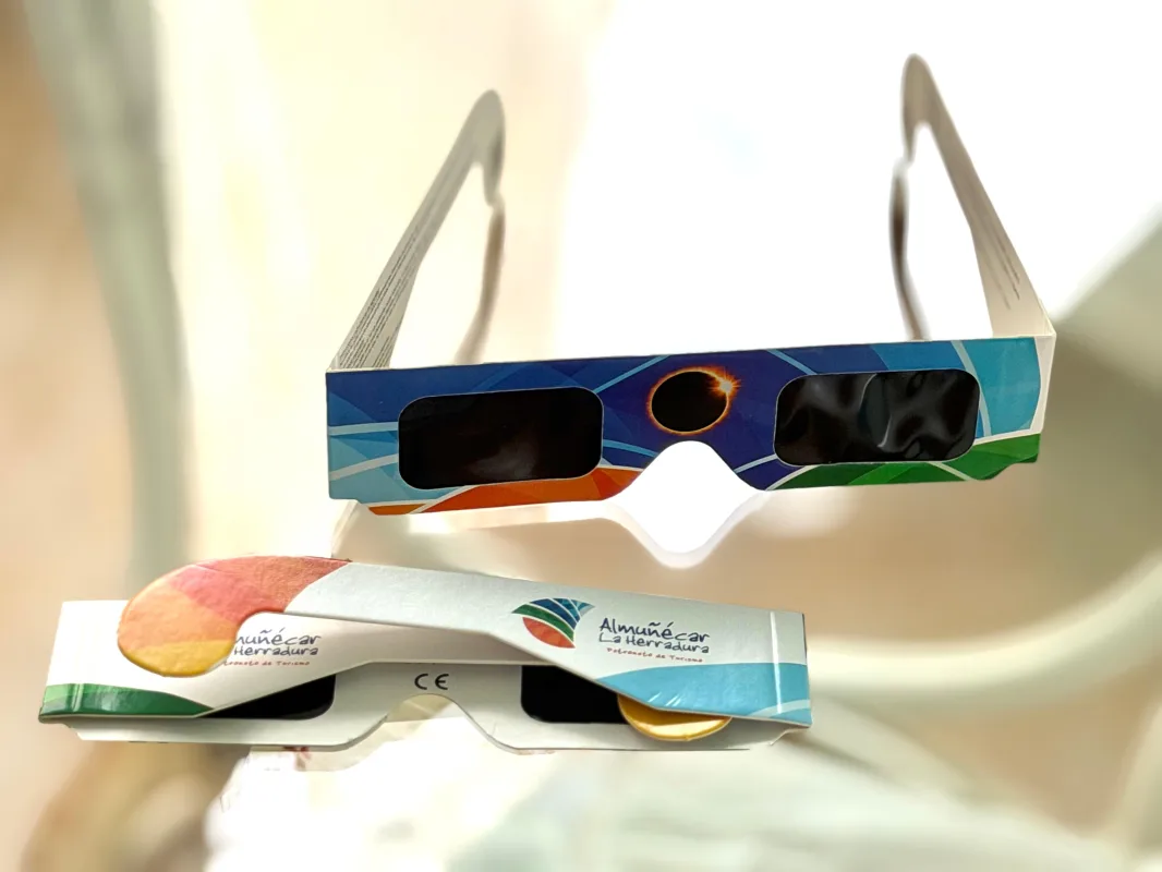 Almuñécar se preparan para el eclipse solar con 6.000 gafas de observación segura - Costa Directo