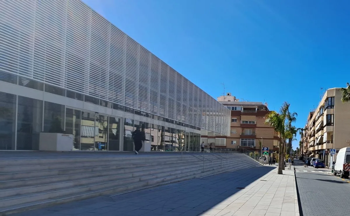 El PSOE exige revisar el sistema de ventilación del Mercado Municipal por las altas temperaturas - Costa Directo